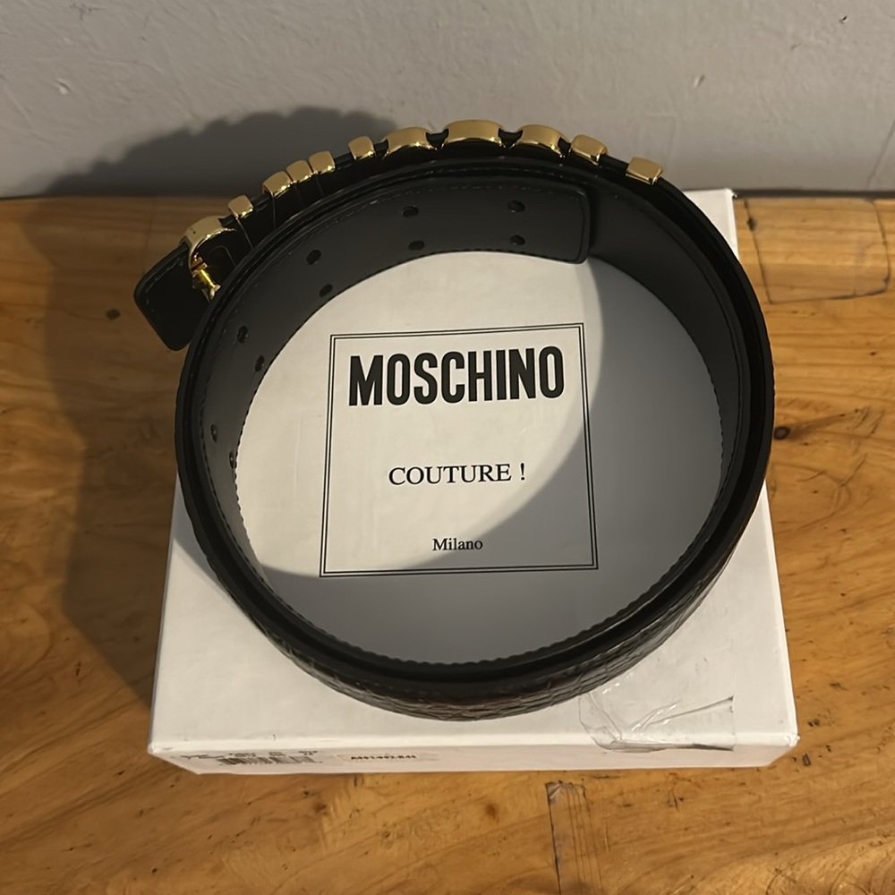Moschino women gold buckle belt. Moschino logo in gold - Picture 3 of 3